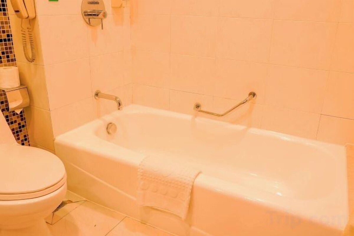 Badezimmer | Dusche, kostenlose Toilettenartikel, Haartrockner, Hausschuhe