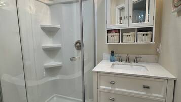 シャワー、ヘアドライヤー、タオル、石鹸