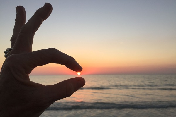 Una playa cerca, sillas reclinables de playa, toallas de playa