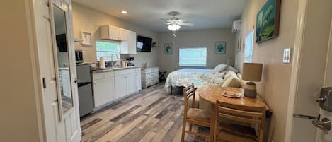 1 habitación, escritorio, tabla de planchar con plancha y wifi gratis