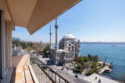 Waterfront Penthouse Apt. with a Stunning View