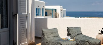 Sun Smiles in Naoussa, Paros