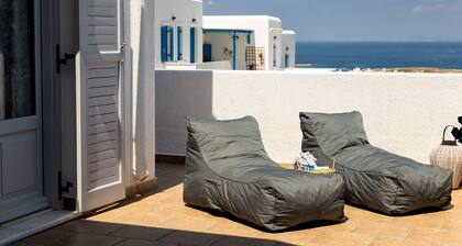 Sun Smiles in Naoussa, Paros