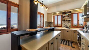 Coffee/tea maker, fridge, oven, dishwasher