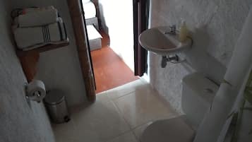 Ilmaiset hygieniatuotteet, hiustenkuivaaja, pyyhkeet, vessapaperi