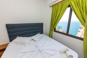 雙人或雙床房, 陽台, 海景 | 書桌、免費無線上網、床單