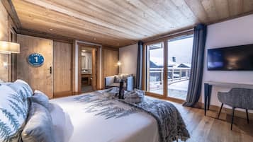 8 室のベッドルーム、セーフティボックス (室内)、デスク、アイロン / アイロン台