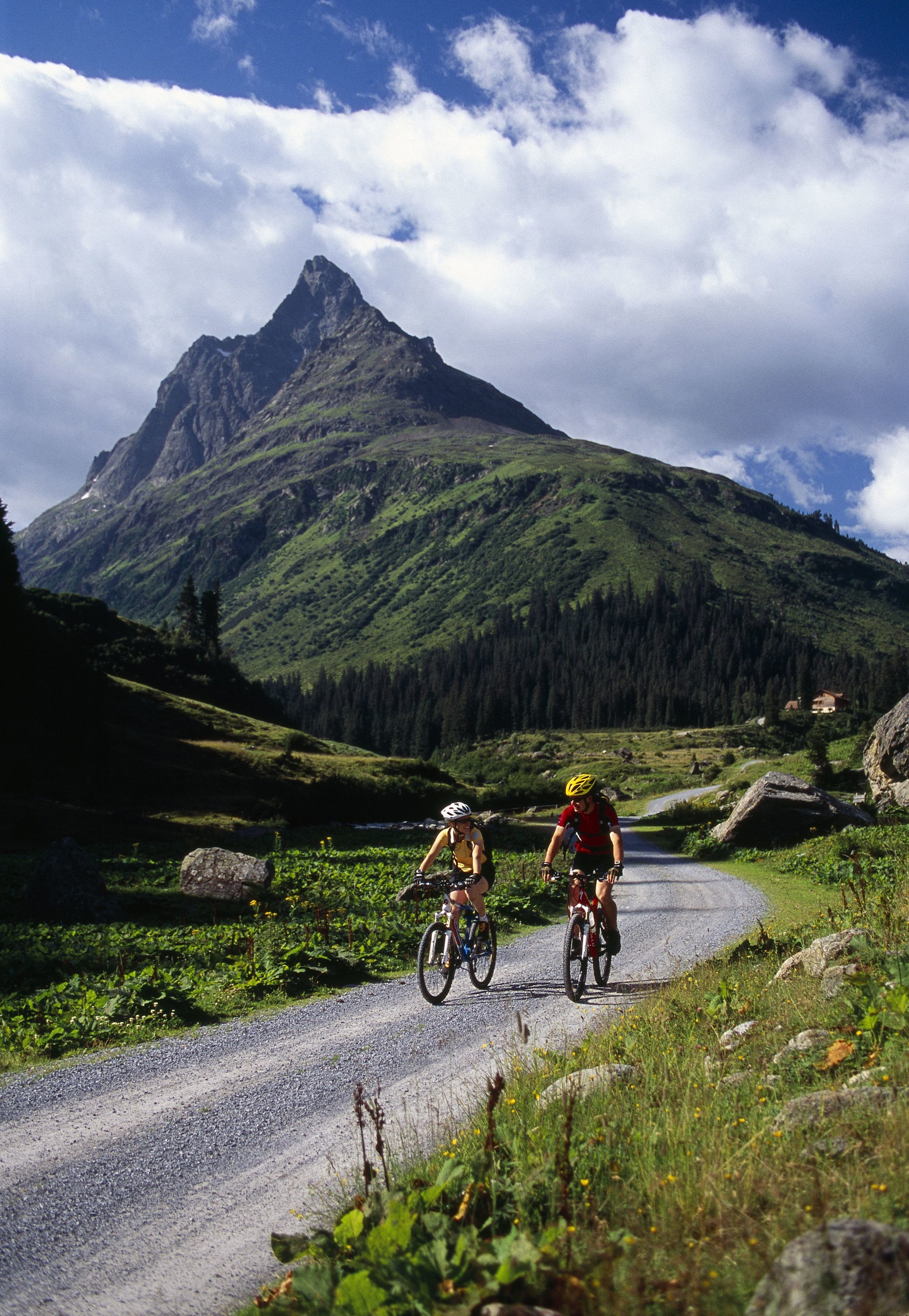 Una carretera de montaña con ciclistas.