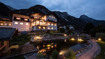 Fachada de la propiedad por la tarde o noche