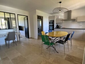 Dining - In Beauty Beaucaire: Cottage with Private Pool, Garden, and Balneotherapy (Beaucaire)