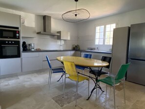 Kühlschrank, Mikrowelle, Ofen, Geschirrspüler