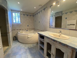 Shower, jetted tub, hair dryer, towels - In Beauty Beaucaire: Cottage with Private Pool, Garden, and Balneotherapy (Beaucaire)