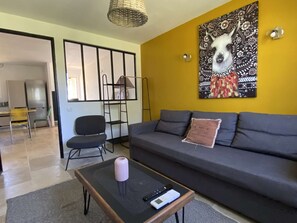 TV - In Beauty Beaucaire: Cottage with Private Pool, Garden, and Balneotherapy (Beaucaire)