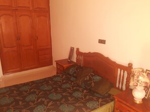 4 bedrooms, iron/ironing board, bed sheets