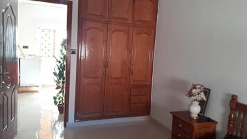 4 bedrooms, iron/ironing board, bed sheets