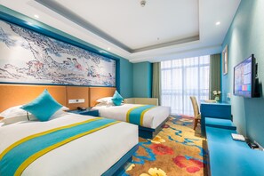 Ein Hotelzimmer mit zwei Betten, einem Schreibtisch, einem Stuhl, einem Fernseher und einem großen Wandgemälde.