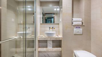 Douche, articles de toilette gratuits, sèche-cheveux, chaussons