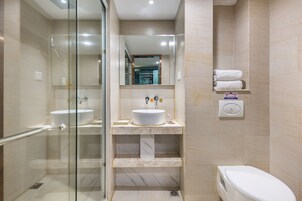 Ducha, artículos de tocador gratuitos, secador de pelo, pantuflas