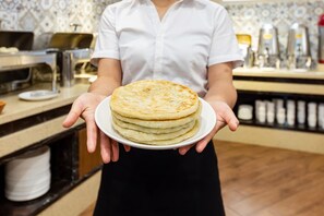 Se ofrece un desayuno bufé todos los días (por un coste adicional)