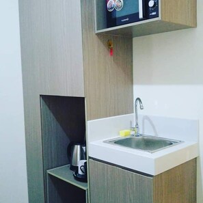 Comfort Apartment, 1 King Bed | Private kitchenette | Fridge, microwave, cookware/dishes/utensils