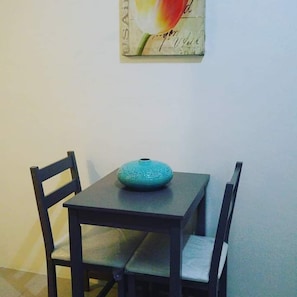 Comfort Apartment, 1 King Bed | In-room dining
