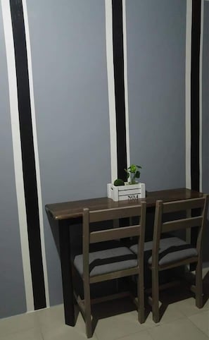 Comfort Apartment, 1 King Bed | In-room dining