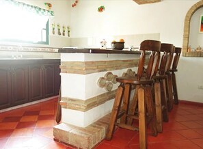 تلفزيون إل سي دي بحجم 32-بوصة يعرض قنوات تلفزيونية باشتراك مدفوع