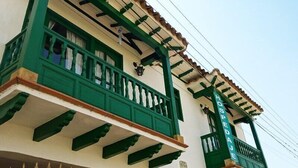 A building with a green balcony and a sign that reads "HOTEL DE AJAJE". - Hospederia Marques Casa Ramos (Villa de Leyva)