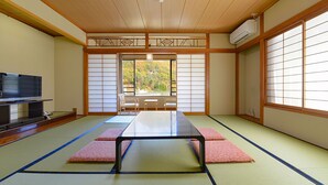 Een traditionele Japanse kamer met tatami vloeren, een lage tafel en glijdende deuren.