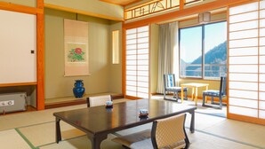 Een traditionele Japanse kamer met tatami vloeren, een lage houten tafel en shoji schermen.