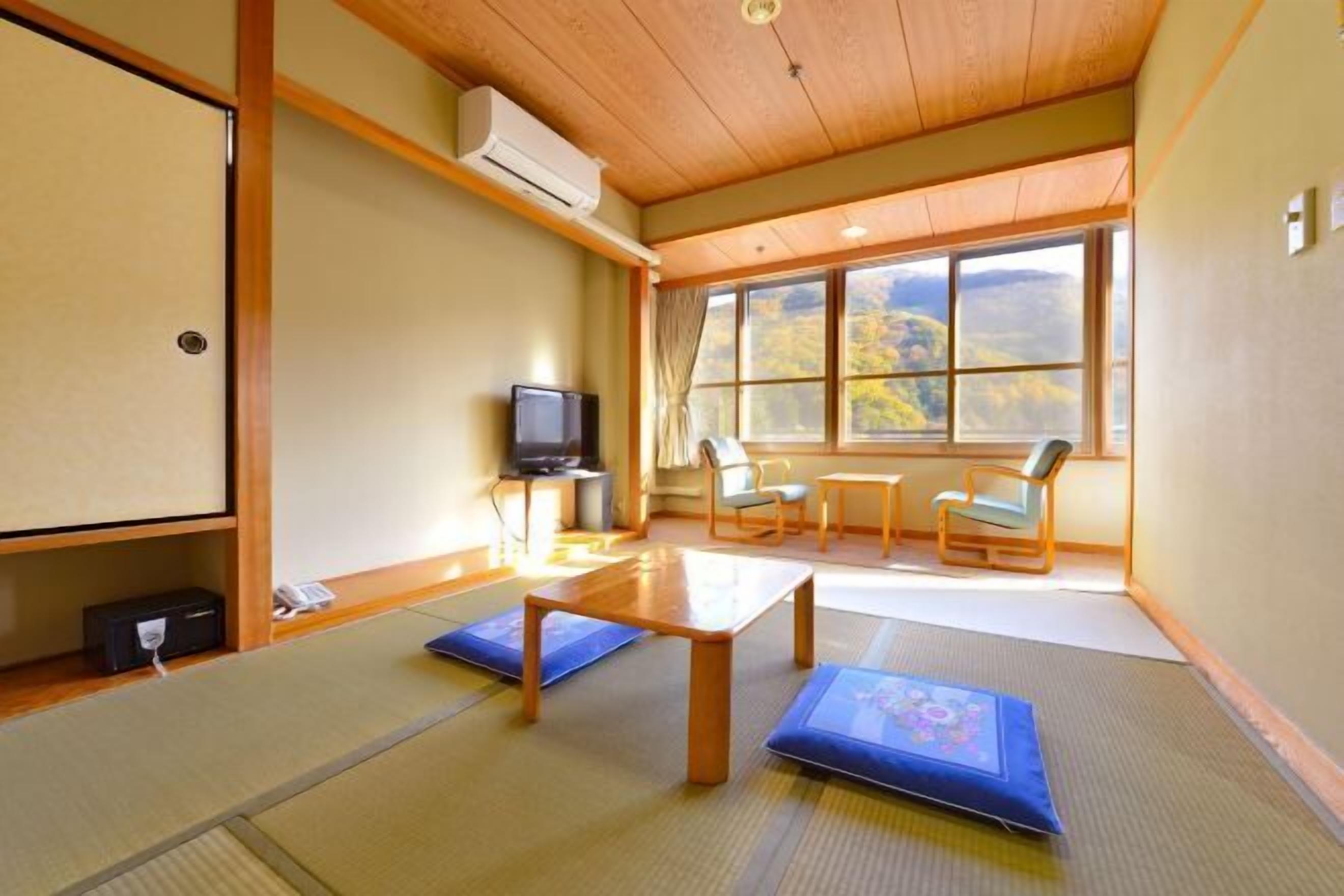 起居区 | 32-英寸纯平电视 （配备数码频道）、电视