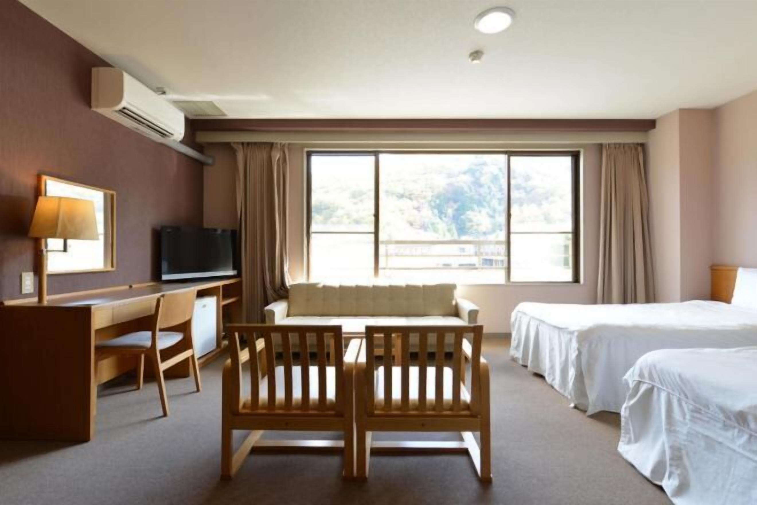 Living area | 32-inch flat-screen TV with digital channels, TV