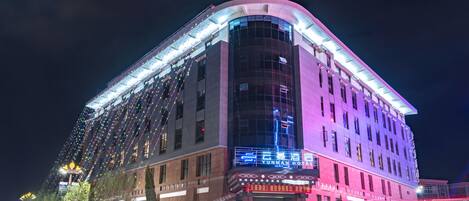 Fachada de la propiedad por la tarde o noche