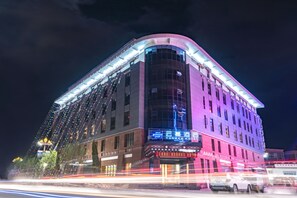 Fassade der Unterkunft – Abend/Nacht