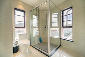 Đồ dùng nhà tắm miễn phí, máy sấy tóc, dép đi trong nhà 