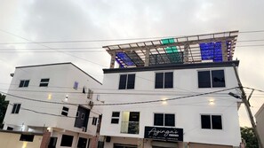 Courtyard - Bonsukoda Lodge (Madina)