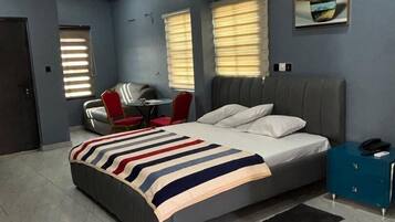 Studio | Desk, laptop workspace, iron/ironing board, free WiFi
