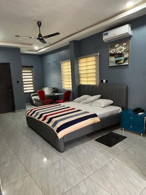 Studio | Desk, laptop workspace, iron/ironing board, free WiFi