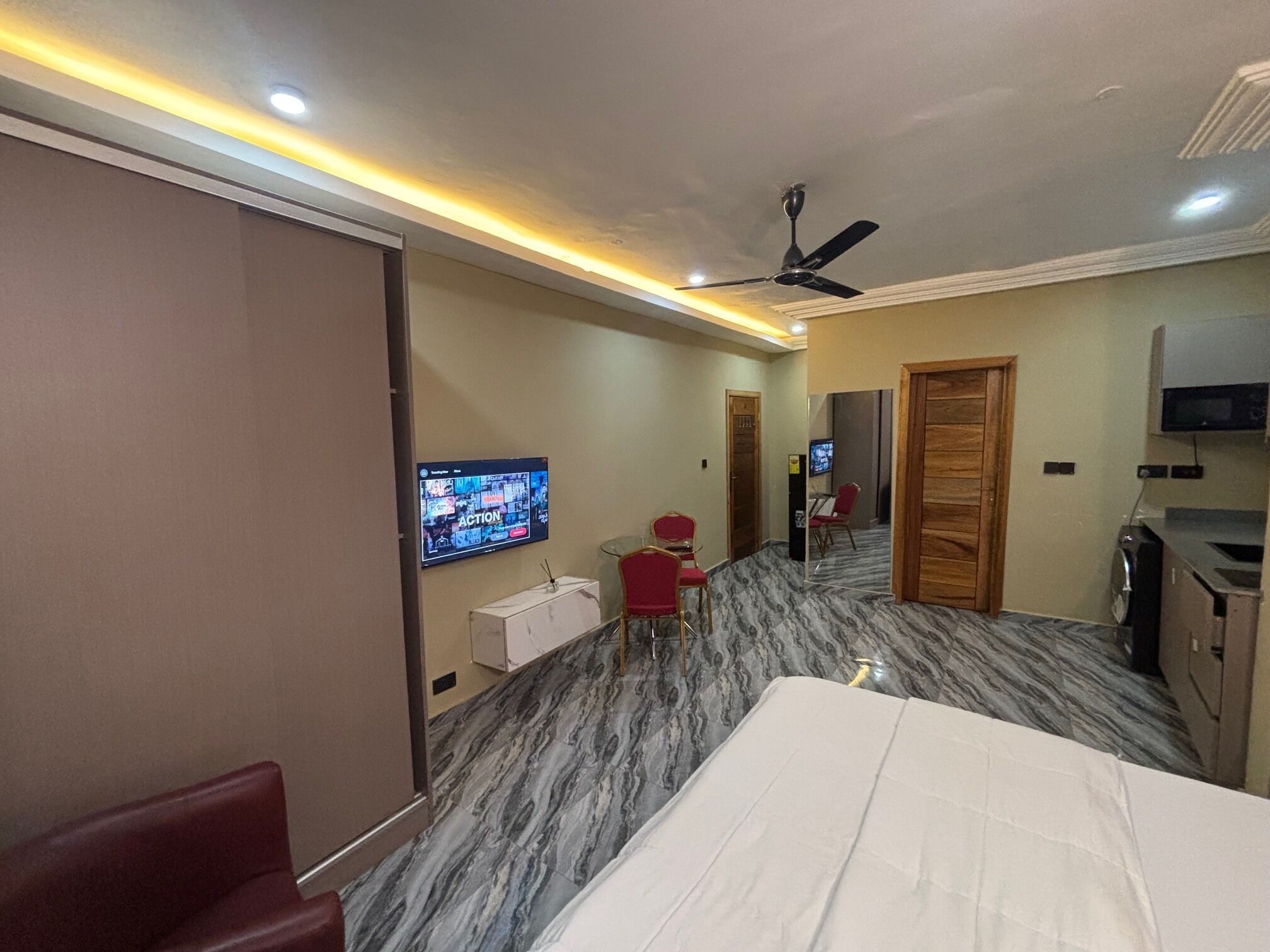 Studio | Desk, laptop workspace, iron/ironing board, free WiFi