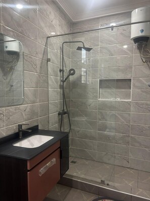 Studio | Bathroom | Shower, rainfall showerhead, free toiletries, towels - Bonsukoda Lodge (Madina)