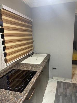 Shower, rainfall showerhead, free toiletries, towels