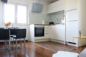 Appartement Supérieur, vue jardin, côté jardin | Cuisine privée | Grand réfrigérateur, micro-ondes, four, plaque de cuisson
