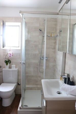 Superior Apartment, Garden View, Garden Area | Bathroom