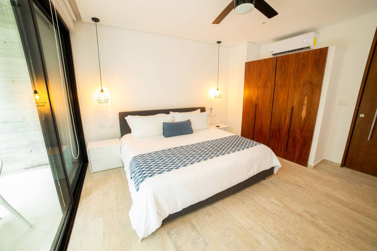 Estudio básico, 1 cama de matrimonio grande | Ropa de cama de alta calidad, caja fuerte, cortinas opacas y wifi gratis
