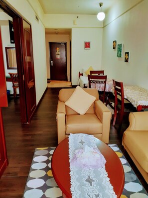 デラックス アパートメント | リビングルーム | 薄型テレビ