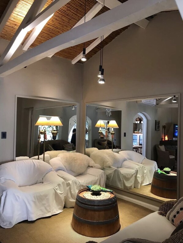 Maison exclusive, 4 chambres, vue sur la montagne | Aire de séjour | Téléviseur à DEL