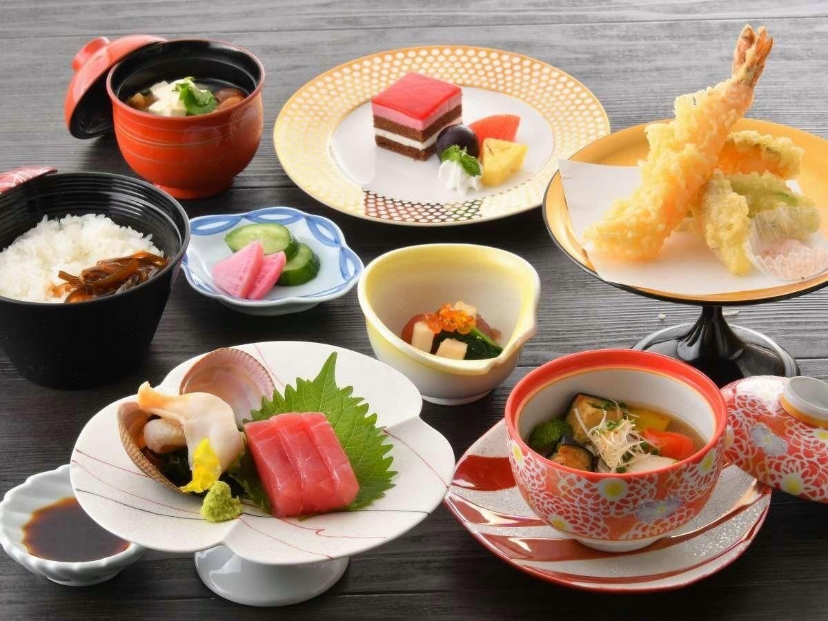 Forskellige japanske retter, herunder sushi, tempura og en skål suppe.