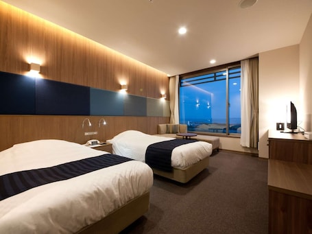 Escritorio y tabla de planchar con plancha . Rikuzentakata Capitalhotel1000