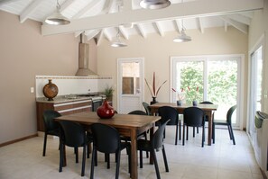 Ferienhütte, 2 Schlafzimmer | Wohnbereich | Flachbildfernseher, Tischtennisplatte