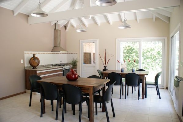 Mökki, 2 makuuhuonetta | Oleskelualue | Taulutelevisio, pöytätennispöytä